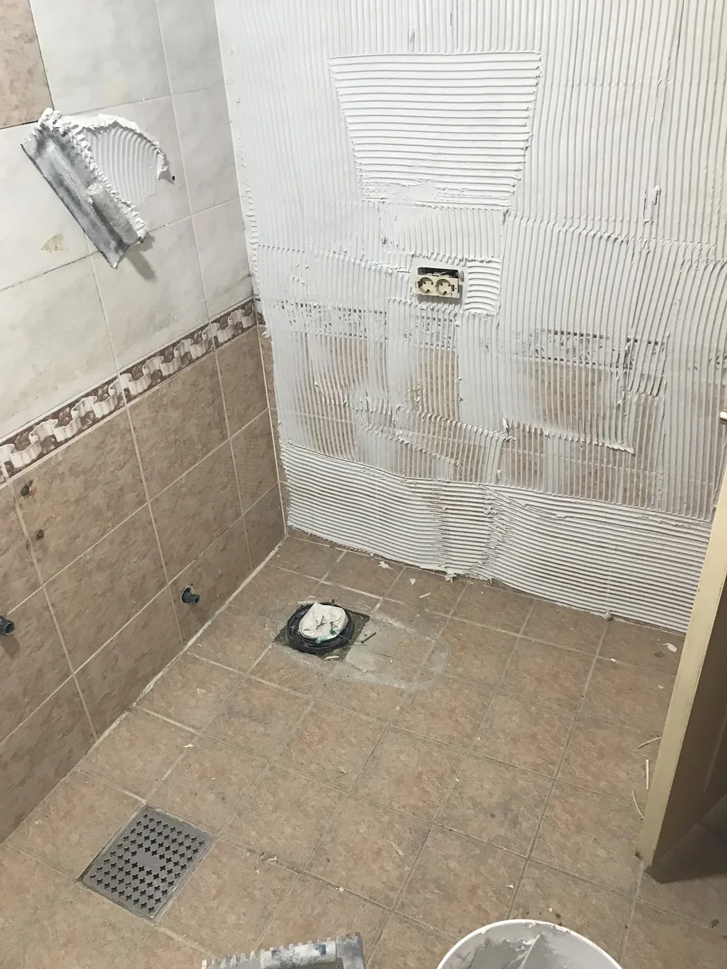 욕실 · 슬레이트 그레이 무광 벽 + 바닥 타일 단계 사진