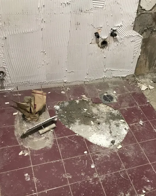 욕실 다크 그레이 바닥 타일 시공 전 사진