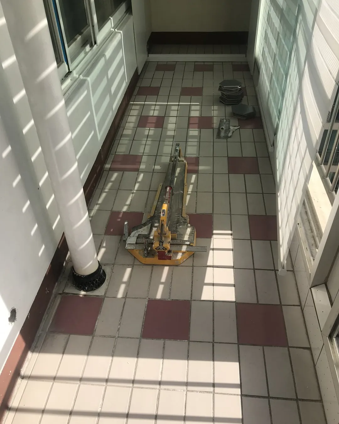 베란다 다크 그레이 대형 헥사곤 바닥 시공 전 사진