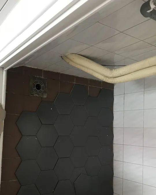 베란다 다크 그레이 대형 헥사곤 바닥 시공 중 사진